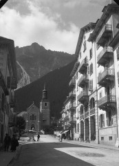 Église Saint-Michel - Français : Sujet : Télescopes Chamonix-Mont-Blanc (Haute-Savoie, France) Brévent, Le Appartient à l’ensemble documentaire : BnGren00 Langue : français