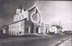 Église Saint-Julien - Français : Sujet : Eglises -- Lons (Pyrénées-Atlantiques) -- 20e siècle -- Cartes postales Lons Appartient à l’ensemble documentaire : PrnS001 Langue : sans contenu linguistique