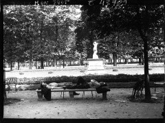 Jardin des Tuileries - Français : Sujet : Vagues de chaleur -- Paris (France) Scènes de moeurs Référence bibliographique : Mondial, 3405 Appartient à l’ensemble documentaire : Pho20MPP Image de presse Couverture : .. août 1932 Langue : français Éditeur : diff. par l'Agence Mondial (Paris)