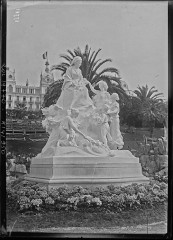Regina, anciennement Excelsior Hôtel Regina - Français : Sujet : Victoria (1819-1901 ; reine de Grande-Bretagne) -- Monuments Nice (Alpes-Maritimes, France) Monuments commémoratifs -- France -- Nice Photographie de presse -- 1900-1945 Référence bibliographique : Rol, 19770 Appartient à l’ensemble documentaire : Pho20Rol Appartient à l’ensemble documentaire : PACA1 Couverture : 13 avril 1912 Langue : français