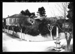 Maison de Frédéric Mistral, actuellement Musée municipal Frédéric Mistral - Français : Sujet : Mistral, Frédéric (1830-1914) -- Résidences et lieux familiers Maillane (Bouches-du-Rhône, France) Photographie de presse -- 1900-1945 Référence bibliographique : Rol, 37625 Appartient à l’ensemble documentaire : Pho20Rol Appartient à l’ensemble documentaire : PACA1 Couverture : .. mars 1914 Langue : français