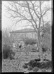 Maison de Frédéric Mistral, actuellement Musée municipal Frédéric Mistral - Français : Sujet : Mistral, Frédéric (1830-1914) -- Résidences et lieux familiers Maillane (Bouches-du-Rhône, France) Photographie de presse -- 1900-1945 Référence bibliographique : Rol, 3615 Appartient à l’ensemble documentaire : Pho20Rol Appartient à l’ensemble documentaire : PACA1 Couverture : .. 1909 Langue : français
