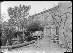 Maison de Frédéric Mistral, actuellement Musée municipal Frédéric Mistral - Français : Sujet : Mistral, Frédéric (1830-1914) -- Résidences et lieux familiers Maillane (Bouches-du-Rhône, France) Photographie de presse -- 1900-1945 Référence bibliographique : Rol, 3617 Appartient à l’ensemble documentaire : Pho20Rol Appartient à l’ensemble documentaire : PACA1 Couverture : .. 1909 Langue : français