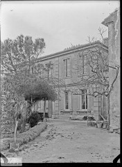 Maison de Frédéric Mistral, actuellement Musée municipal Frédéric Mistral - Français : Sujet : Mistral, Frédéric (1830-1914) -- Résidences et lieux familiers Maillane (Bouches-du-Rhône, France) Photographie de presse -- 1900-1945 Référence bibliographique : Rol, 3610 Appartient à l’ensemble documentaire : Pho20Rol Appartient à l’ensemble documentaire : PACA1 Couverture : .. 1909 Langue : français