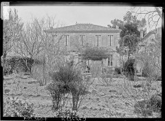 Maison de Frédéric Mistral, actuellement Musée municipal Frédéric Mistral - Français : Sujet : Mistral, Frédéric (1830-1914) -- Résidences et lieux familiers Maillane (Bouches-du-Rhône, France) Photographie de presse -- 1900-1945 Référence bibliographique : Rol, 3607 Appartient à l’ensemble documentaire : Pho20Rol Appartient à l’ensemble documentaire : PACA1 Couverture : .. 1909 Langue : français