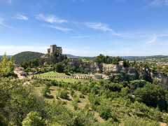 Château (ruines) et rocher qui les porte - 