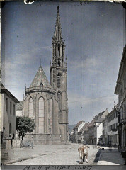 Ancienne collégiale Saint-Thiebault - Français : Lieu : Thann Lieu : Thann, Haut-Rhin, Alsace, France Mission : 1917 - Alsace - Paul Castelnau (Section Photographique des Armées) - (juin) Thème : Vie quotidienne Thème : Première guerre mondiale Thème : Habitat / Architecture Sous-thème : Eglise Sous-thème : Scène de rue Sous-thème : Front Sous-thème : Rue / Quartier Légende d'origine : France, Thann, Cathédrale, Rue Procédé : Autochrome Support : Verre Dénomination : Autochrome Format d'origine : Vertical Appartenance actuelle : Département des Hauts-de-Seine, musée Albert-Kahn