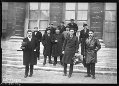 Hôtel du Châtelet  ou ancien archevêché de Paris, actuellement ministère du travail - Français : Sujet : Chauffeurs de taxi -- Grèves et lock-out -- Paris (France) Paris (France) -- Rue de Grenelle France. Ministère du travail Portraits collectifs -- 1914-1945 Référence bibliographique : Rol, 178225 Appartient à l’ensemble documentaire : Pho20Rol Image de presse Couverture : 03 février 1934 Langue : français