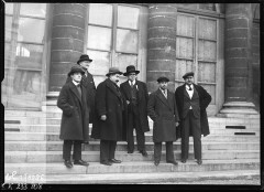 Hôtel du Châtelet  ou ancien archevêché de Paris, actuellement ministère du travail - Français : Sujet : Chauffeurs de taxi -- Grèves et lock-out -- Paris (France) Paris (France) -- Rue de Grenelle France. Ministère du travail Portraits collectifs -- 1914-1945 Référence bibliographique : Rol, 178226 Appartient à l’ensemble documentaire : Pho20Rol Image de presse Couverture : 03 février 1934 Langue : français
