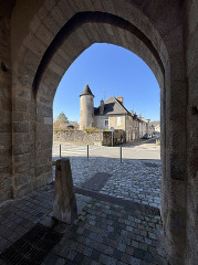 Porte de Puy-Charraud et restes de remparts - 