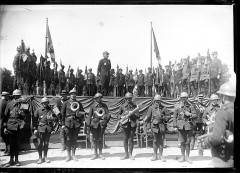 Palais du Gouverneur - Français : Sujet : Maud'huy, Louis-Ernest de (1857-1921) Orchestres militaires -- Paris (France) Militaires -- Paris (France) Rites et cérémonies militaires -- Paris (France) Paris (France) -- Hippodrome d'Auteuil France. Armée. Chasseurs Référence bibliographique : Rol, 60209 Appartient à l’ensemble documentaire : Pho20Rol Image de presse Couverture : 25 juillet 1920 Langue : français