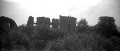 Château (ruines) - Français : Sujet : Ruines Bressieux (Isère, France) -- Château Appartient à l’ensemble documentaire : BnGren00 Langue : français