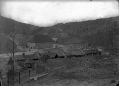 Ancienne distillerie des Chartreux à Fourvoirie - Français : Sujet : Distillerie Chartreuse (liqueur) Fourvoirie (Isère, France) Appartient à l’ensemble documentaire : BnGren00 Langue : français