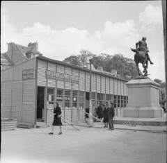 Statue de Duguesclin - English: Reconstruction in France 1945 Temporary, prefabricated wooden shops in the badly war damaged town of Caen.