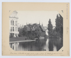 Chalet suédois - Français : Sujet : Chalets Bassins de jardins Constructions pour expositions Paris (France) -- Champ-de-Mars Exposition internationale (1889 ; Paris) Vues d'architecture -- 1870-1913 Langue : français