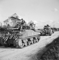 Mémorial national australien de Villers-Bretonneux - English: 1 September 1944. Sherman tanks of the British Guards Armoured Division, passing the Australian National Memorial (First World War) between Villers-Bretonneux and Fouilloy (Somme department, France) on their way to Arras.