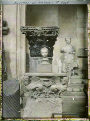 Église Sainte-Anne  ou Saint-Jean - Français : Lieu : Arles Lieu : Arles, France Mission : 1916 - Provinces Françaises - Jean Brunhes, Auguste Léon et Georges Chevalier - (avril-juillet) Thème : Art Thème : Etres humains Sous-thème : Musée Sous-thème : Sculpture Sous-thème : Bas-relief Sous-thème : Etre surnaturel Sous-thème : Renaissance Légende d'origine : France, Arles, Musée lapidaire : Petite tête du XVIIe Siècle Procédé : Autochrome Support : Verre Dénomination : Autochrome Format d'origine : Vertical Appartenance actuelle : Département des Hauts-de-Seine, musée Albert-Kahn