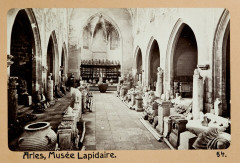 Église Sainte-Anne  ou Saint-Jean - Svenska: Musée Lapidaire i Arles, Frankrike.Inköpta av Wilhelmina von Hallwyl, f. Kempe, i Turin, Genua, San Remo, Cannes, Marseilles, Nîmes, Nizza, Menton, Spezia, Pisa, Florens, Bologna, Venedig, Verona, Milano, Pallanza, Lugano, Bellagio och Bad Sulz vid hennes vistelse å nämnda orter tillsammans med sin make, Walther von Hallwyl, dottern Irma samt fröken Ida Uhse under deras resa genom Rivieran och norra Italien samt åter öfver Schweiz och Tyskland 20 September 1880 - 20 Juni 1881. Förestående uppgifter lämnade med ledning af fröken Ida Uhses Reseanteckningar.