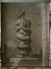 Église Sainte-Anne  ou Saint-Jean - Français : Lieu : Arles Lieu : Arles, France Mission : 1916 - Provinces Françaises - Jean Brunhes, Auguste Léon et Georges Chevalier - (avril-juillet) Thème : Habitat / Architecture Thème : Art Thème : Etres humains Thème : Religion Sous-thème : Musée Sous-thème : Vestige archéologique Sous-thème : Sculpture Sous-thème : Amphithéâtre / arène Sous-thème : Etre surnaturel Sous-thème : Polythéisme gréco-romain Sous-thème : Antiquité Légende d'origine : France, Arles, Musée lapidaire : Représentation du Dieu Mythra qui était à la Spina du Cirque, à 1K. Près (d'Arles, retrouvé dans le Rhône (avec l'Obelisque) Procédé : Autochrome Support : Verre Dénomination : Autochrome Format d'origine : Vertical Appartenance actuelle : Département des Hauts-de-Seine, musée Albert-Kahn