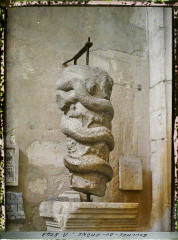 Église Sainte-Anne  ou Saint-Jean - Français : Lieu : Arles Lieu : Arles, France Mission : 1916 - Provinces Françaises - Jean Brunhes, Auguste Léon et Georges Chevalier - (avril-juillet) Thème : Habitat / Architecture Thème : Art Thème : Etres humains Thème : Religion Sous-thème : Musée Sous-thème : Vestige archéologique Sous-thème : Sculpture Sous-thème : Amphithéâtre / arène Sous-thème : Etre surnaturel Sous-thème : Polythéisme gréco-romain Sous-thème : Antiquité Légende d'origine : France, Arles, Musée lapidaire : Représentation du Dieu Mythra Procédé : Autochrome Support : Verre Dénomination : Autochrome Format d'origine : Vertical Appartenance actuelle : Département des Hauts-de-Seine, musée Albert-Kahn