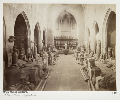 Église Sainte-Anne  ou Saint-Jean - Svenska: Musée lapidaire. Arles, Frankrike.Bilderna LXVI:K.C.01.-154. är inköpta av Johanna Kempe, f. Wallis, under en resa tillsammans med fröken Caroline Pflaum till brunns- och badorten Ems samt genom norra Italien och Rivieran, 10 augusti - 20 december 1883. Bilderna är köpta i Milano, Verona, Venedig, Bologna, Florens, Pisa, Spezia, Genua, San Remo, Menton, Nizza, Cannes, Marseille, Arles, Nîmes, Avignon och Turin.