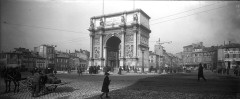 Porte d'Aix : l'arc de triomphe - Français : Sujet : Marseille (Bouches-du-Rhône, France) -- Porte d'Aix Appartient à l’ensemble documentaire : BnGren00 Langue : français