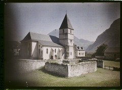 Église Saint-Vivien - Français : Lieu : Vallée d'Ossau Lieu : Vallée d'Ossau, Basses-Pyrénées, France Mission : 1920-1921 - Charente, Gironde, Basse-Pyrénées, Hautes Pyrénées - Fernand Cuville Thème : Religion Thème : Art Thème : Habitat / Architecture Sous-thème : Eglise Sous-thème : Mont / montagne Sous-thème : Christianisme Sous-thème : Vallée Sous-thème : Clocher Sous-thème : Moyen Age Sous-thème : Architecture religieuse Légende d'origine : France , Bielle, L'Eglise de Bielle Procédé : Autochrome Support : Verre Dénomination : Autochrome Appartenance actuelle : Département des Hauts-de-Seine, musée Albert-Kahn