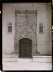 Église Saint-Vivien - Français : Lieu : Vallée d'Ossau Lieu : Vallée d'Ossau, Basses-Pyrénées, France Mission : 1920-1921 - Charente, Gironde, Basse-Pyrénées, Hautes Pyrénées - Fernand Cuville Thème : Art Thème : Habitat / Architecture Sous-thème : Eglise Sous-thème : Porte Sous-thème : Moyen Age Sous-thème : Décor sculpté Sous-thème : Architecture religieuse Légende d'origine : France , Vallée D'Ossau, Procédé : Autochrome Support : Verre Dénomination : Autochrome Appartenance actuelle : Département des Hauts-de-Seine, musée Albert-Kahn
