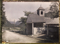 Chapelle de Gabas - Français : Lieu : Vallée d'Ossau Lieu : Vallée d'Ossau, Basses-Pyrénées, France Mission : 1920-1921 - Charente, Gironde, Basse-Pyrénées, Hautes Pyrénées - Fernand Cuville Thème : Personnalité Thème : Religion Thème : Habitat / Architecture Thème : Art Sous-thème : Eglise Sous-thème : Personnalité de la noblesse Sous-thème : Christianisme Sous-thème : Vallée Sous-thème : Route Sous-thème : Clocher Sous-thème : Architecture rurale Sous-thème : Moyen Age Sous-thème : Architecture religieuse Légende d'origine : France , Vallée D'Ossau, La 1ère Eglise fondée dans le Pays en 1120 par Gaston le Croisé, Souverain de Béarn Procédé : Autochrome Support : Verre Dénomination : Autochrome Appartenance actuelle : Département des Hauts-de-Seine, musée Albert-Kahn