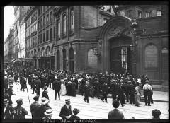 Ancien hôtel Bullion, puis hôtel de la Caisse d'Epargne et de Prévoyance de Paris - Français : Sujet : Foules Tensions internationales Guerre mondiale (1914-1918) Paris (France) -- Rue du Louvre Photographie de presse -- 1900-1945 Référence bibliographique : Rol, 41579 Appartient à l’ensemble documentaire : Pho20Rol Couverture : 29 juillet 1914 Langue : français