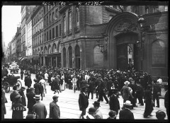 Ancien hôtel Bullion, puis hôtel de la Caisse d'Epargne et de Prévoyance de Paris - Français : Sujet : Foules Tensions internationales Guerre mondiale (1914-1918) Paris (France) -- Rue du Louvre Photographie de presse -- 1900-1945 Référence bibliographique : Rol, 41580 Appartient à l’ensemble documentaire : Pho20Rol Couverture : 29 juillet 1914 Langue : français