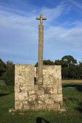 Chapelle de la Tréminou et restes du calvaire situé à l'Est de la chapelle - 