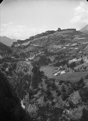 Forts de l'Esseillon : Fort Charles-Félix - Français : Sujet : L'Esseillon, Forts de (Savoie, France) Arc (Savoie, France ; cours d'eau) Appartient à l’ensemble documentaire : BnGren00 Langue : français