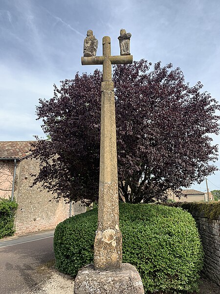 Calvaire Sur La Place Principale Du Village La Truch re PA00113513 Calvaire Sur La Place Principale Du Village La Truch re PA00113513