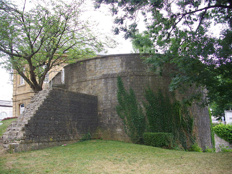 Monument Historique Remparts situé à Charleville-Mézières