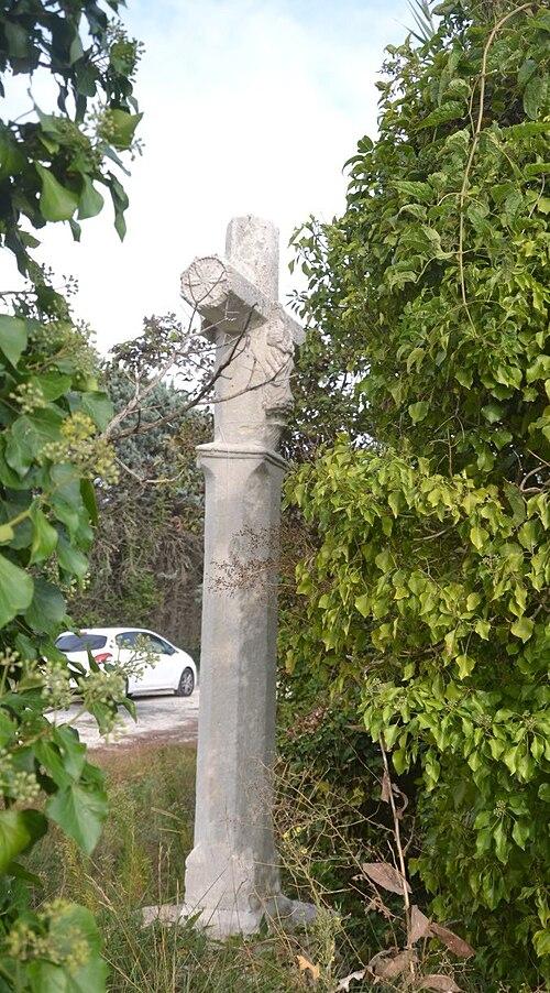Monument Historique Croix de carrefour situé à Noves
