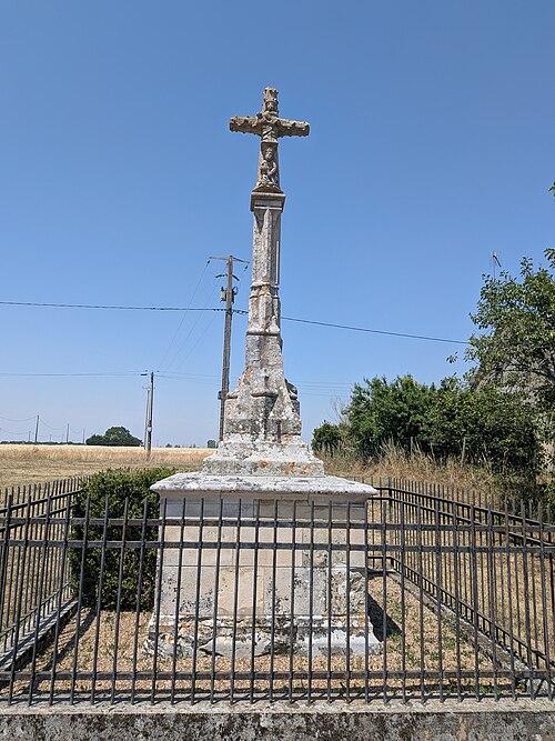 Monument Historique Croix autrefois située à Bussy et maintenant placée près du tombeau Horschel situé à Parnay