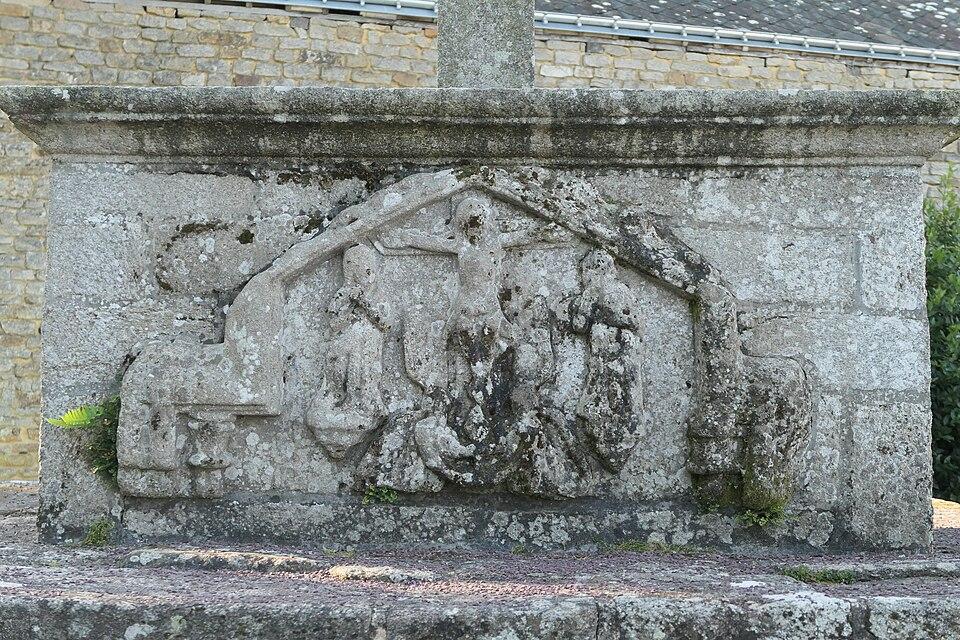 Monument Historique Bas-relief de la crucifixion, piédestal de la croix du bourg situé à Saint-Servant