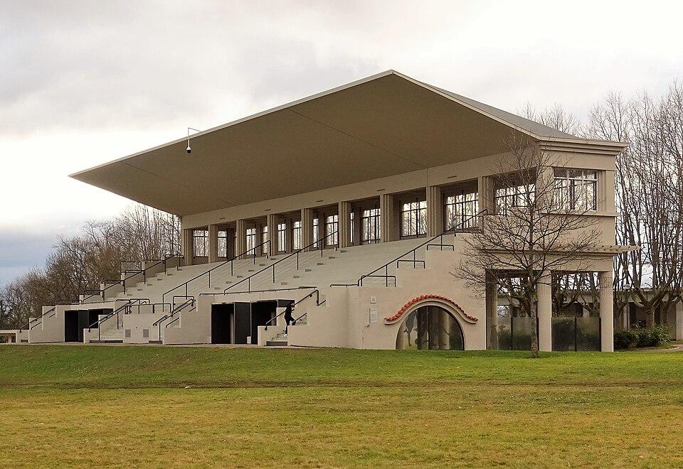 Architecture Contemporaine Remarquable Tribune du public de l'ancien hippodrome situé à La Tour-de-Salvagny