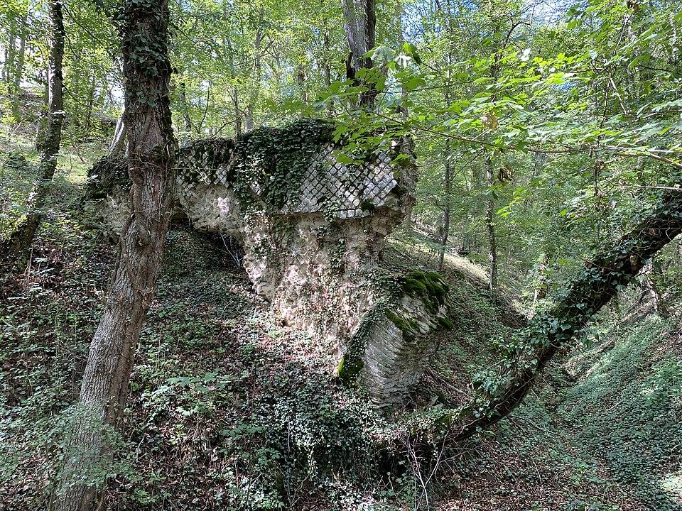Monument Historique Pont-aqueduc dit le Pont de la Billanière (vestiges) situé à Chabanière