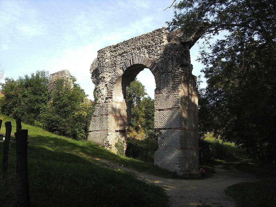 Monument Historique Aqueduc du Gier situé à Mornant
