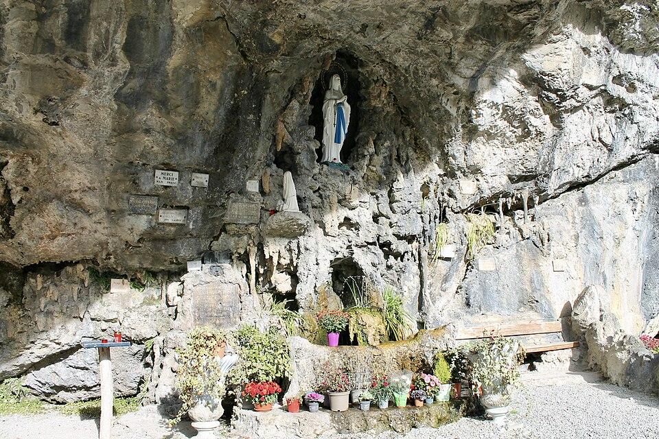Monument Historique Abri sous roche dénommé La Vieille Église situé à La Balme-de-Thuy