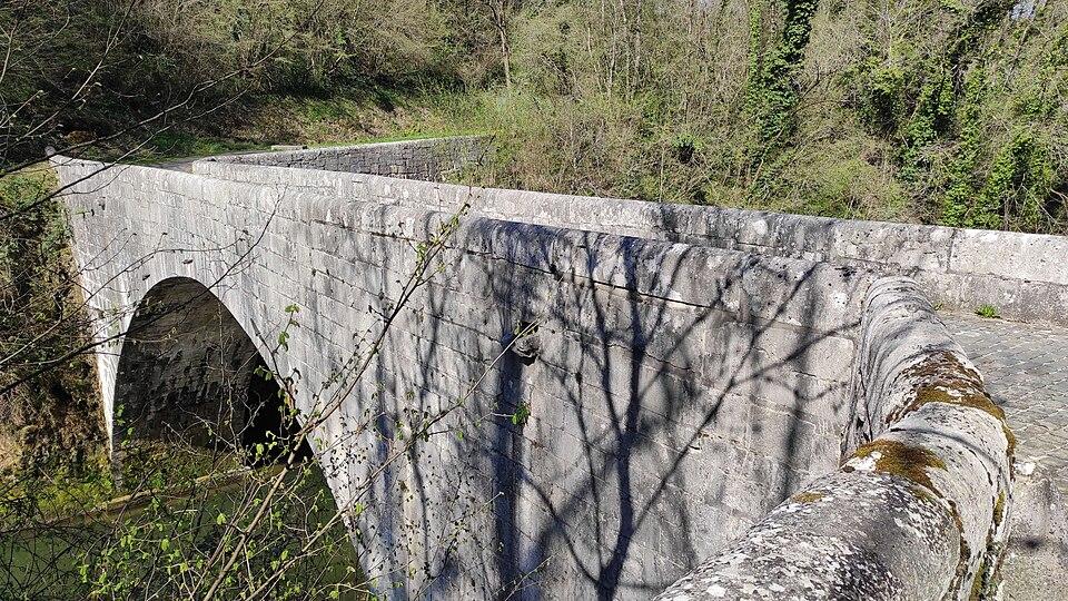 Monument Historique Pont Coppet situé à Sales