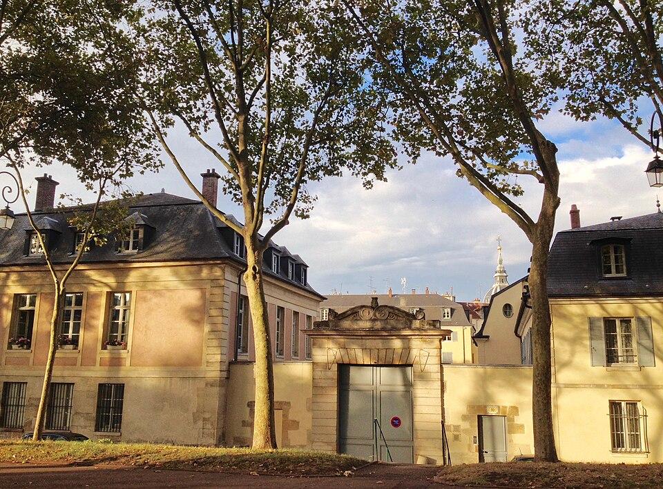 Monument Historique Hôtel de la Marine et des Galères  , puis Caserne des Coches situé à Versailles